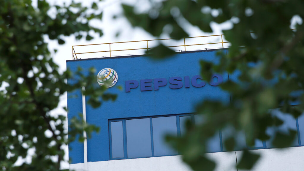 Логотип PepsiCo на одном из заводов