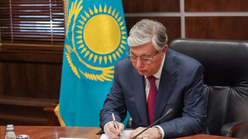 Закон о цифровизации госуслуг в земельной сфере подписал Токаев