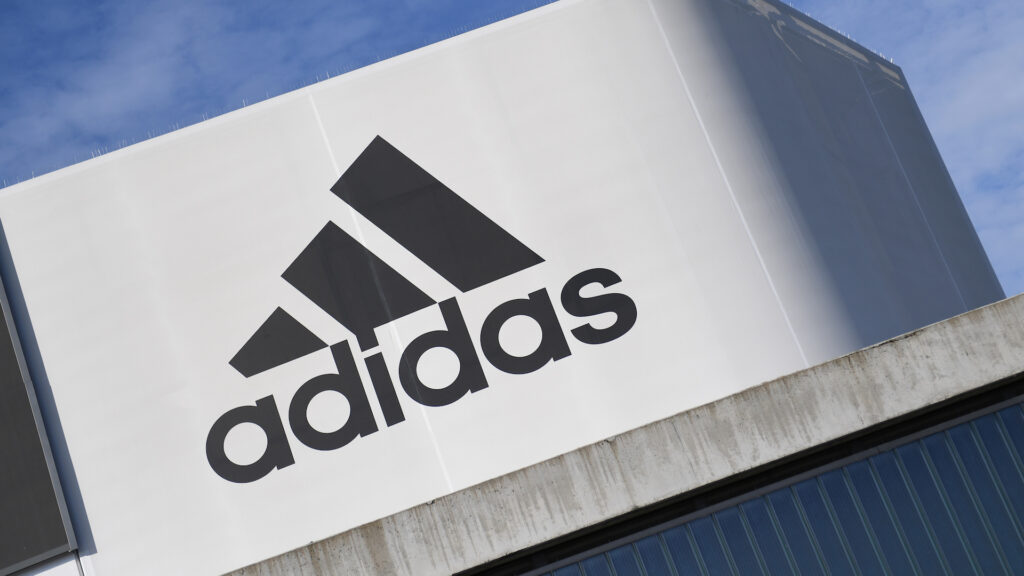 Adidas планирует распродать запасы кроссовок Yeezy и направить средства на благотворительность