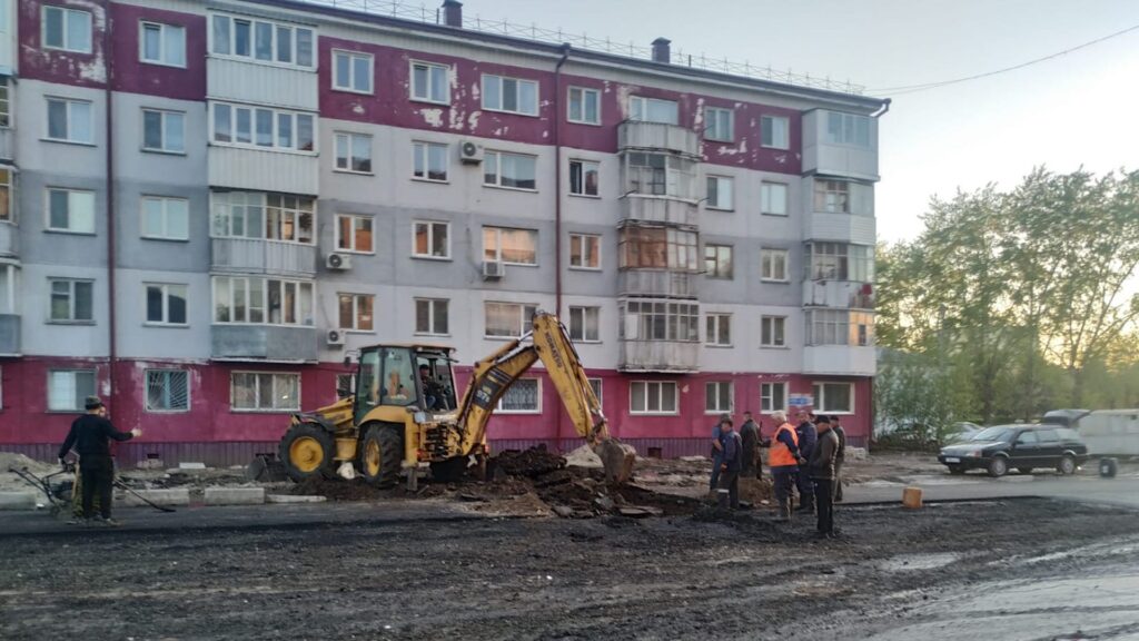 Асфальт в Петропавловске раскопали через два часа после его укладки