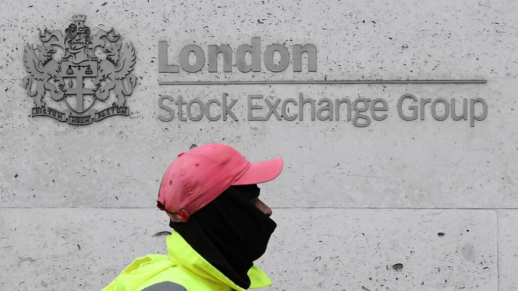 Британский индекс FTSE 100 снизился на фоне неопределенности вокруг госдолга США