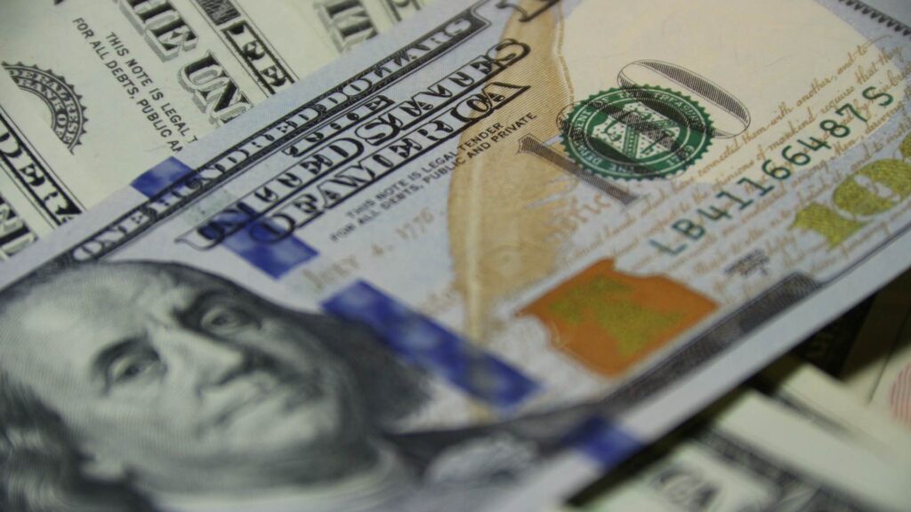Cредневзвешенный курс доллара на KASE в 17:00 был зафиксирован в 447,71 тенге