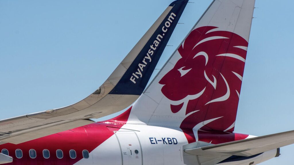 Хвост самолета с логотипом FlyArystan