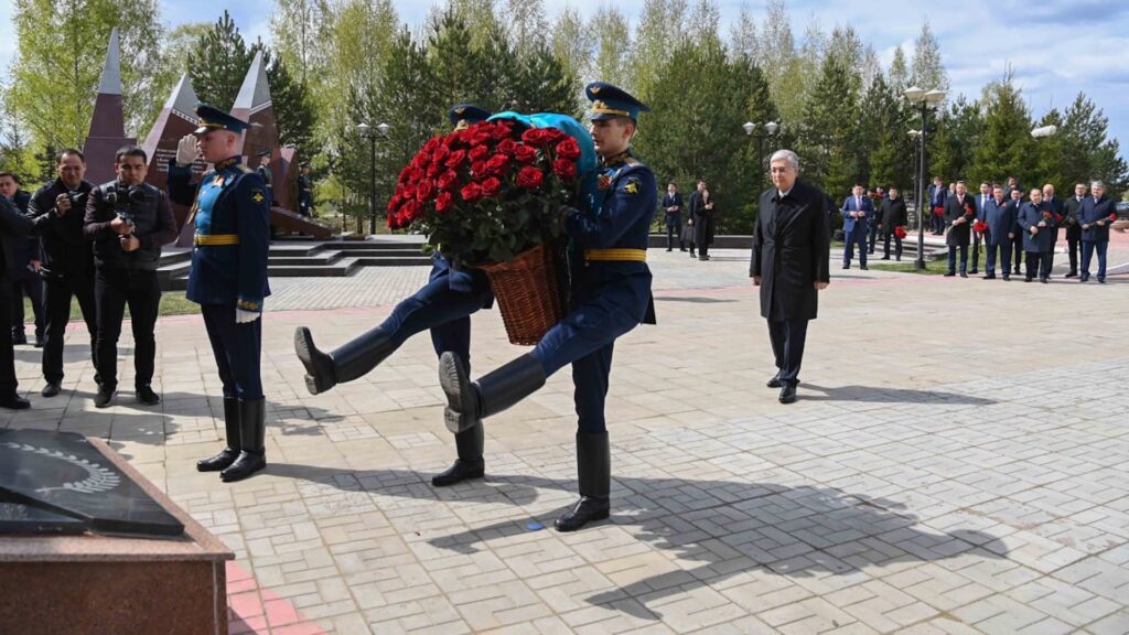 Глава государства Токаев возложил цветы к Мемориальному комплексу воинам-казахстанцам