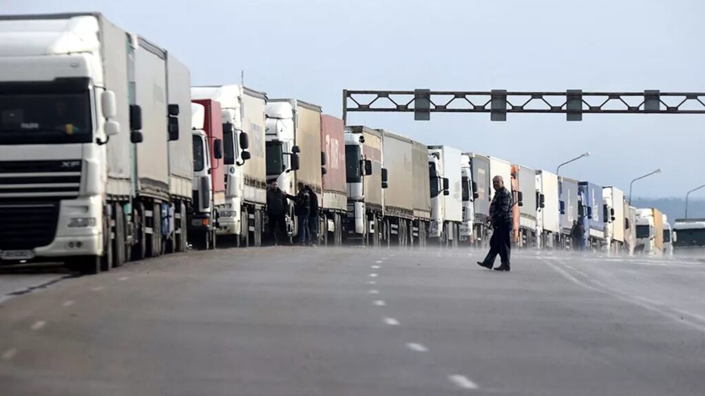 Грузовики на границе с Украиной и Белоруссией ждут по 45 часов