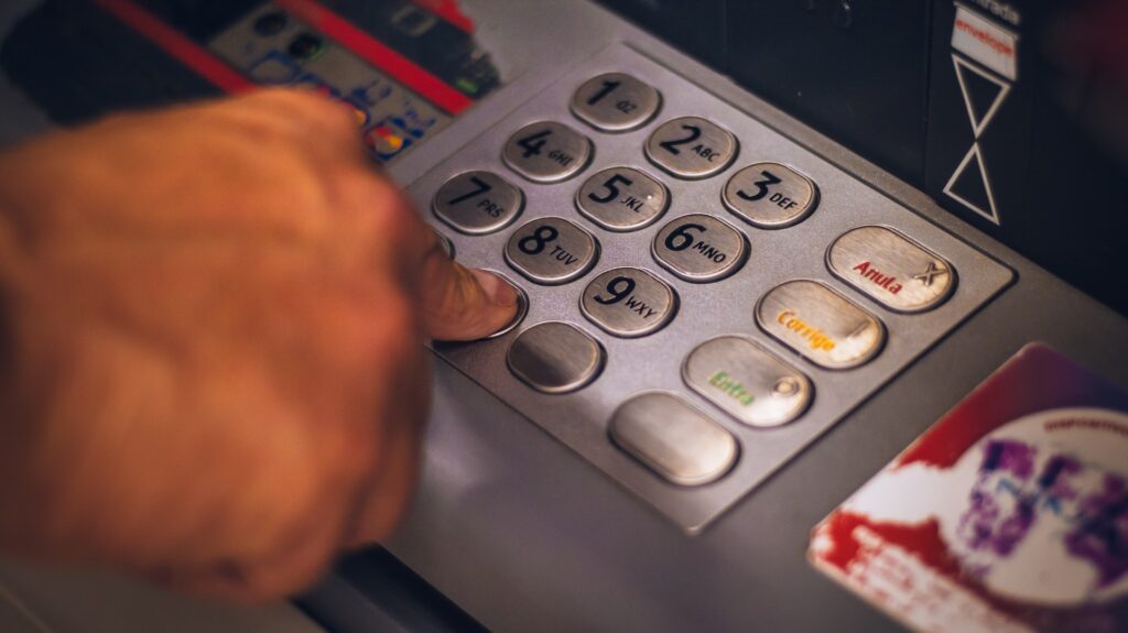 Как вернуть застрявшую карту из банкомата с помощью одной кнопки