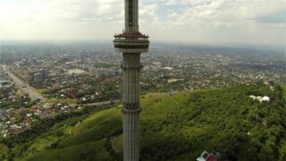 Молния попала в телебашню Коктобе и попала на видео