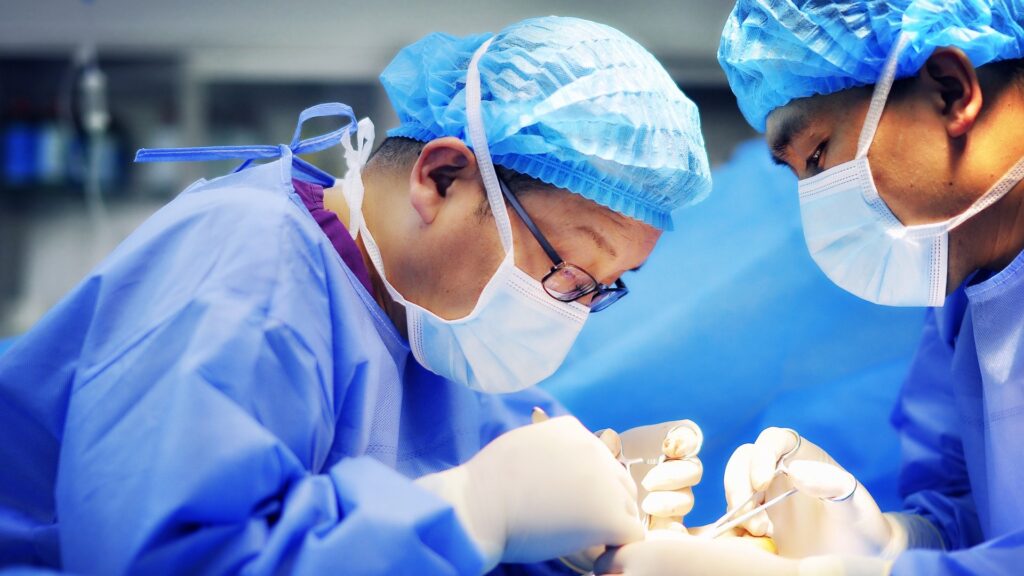 Нейрохирурги в Астане провели уникальную операцию женщине и сохранили нервы на крестце