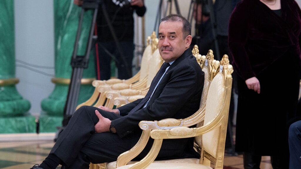 Карим Масимов сидит на красивом и дорогом стуле в правительстве