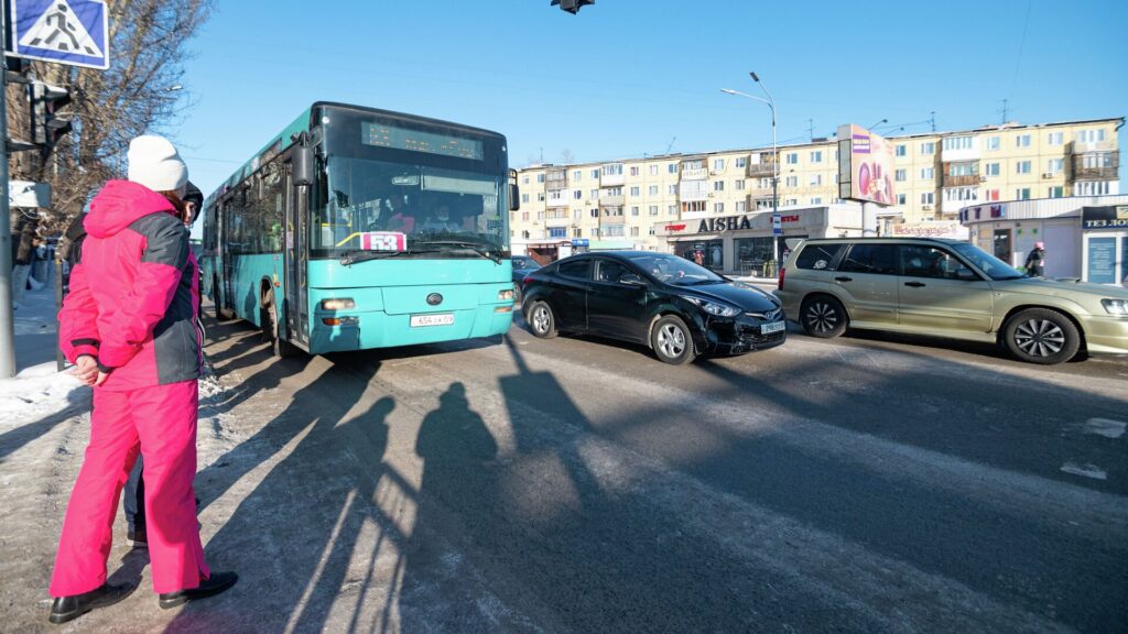 При столкновении двух автобусов у «зебры» в Караганде пострадали пешеход и трое пассажиров - Bizmedia.kz