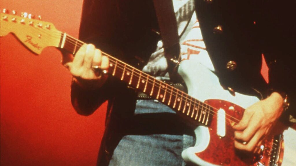 Курт Кобейн играет на гитаре, которую продали почти за 600 тысяч долларов.