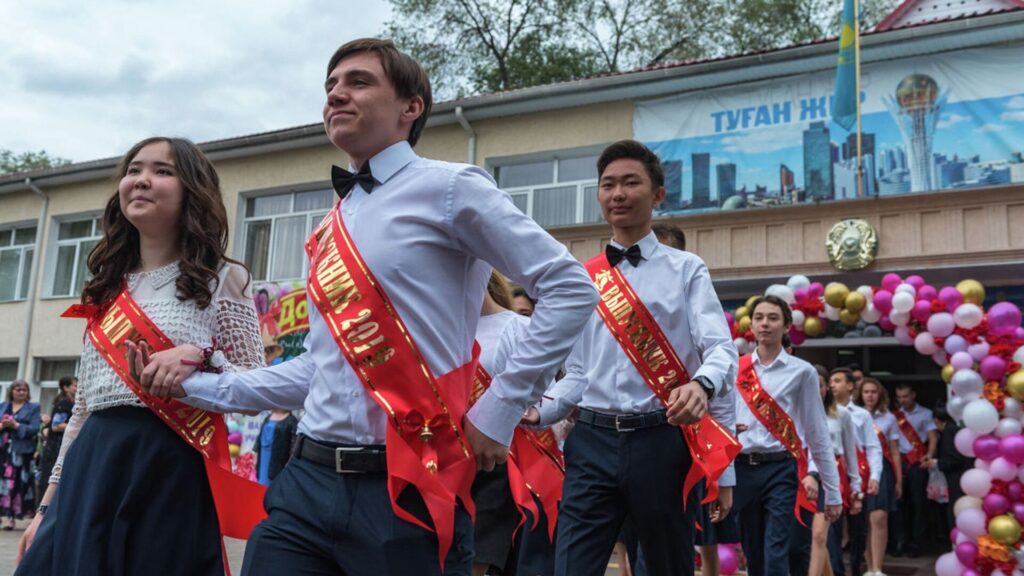 Родители в Казахстане готовят петицию за сокращение учебного года до 25 мая