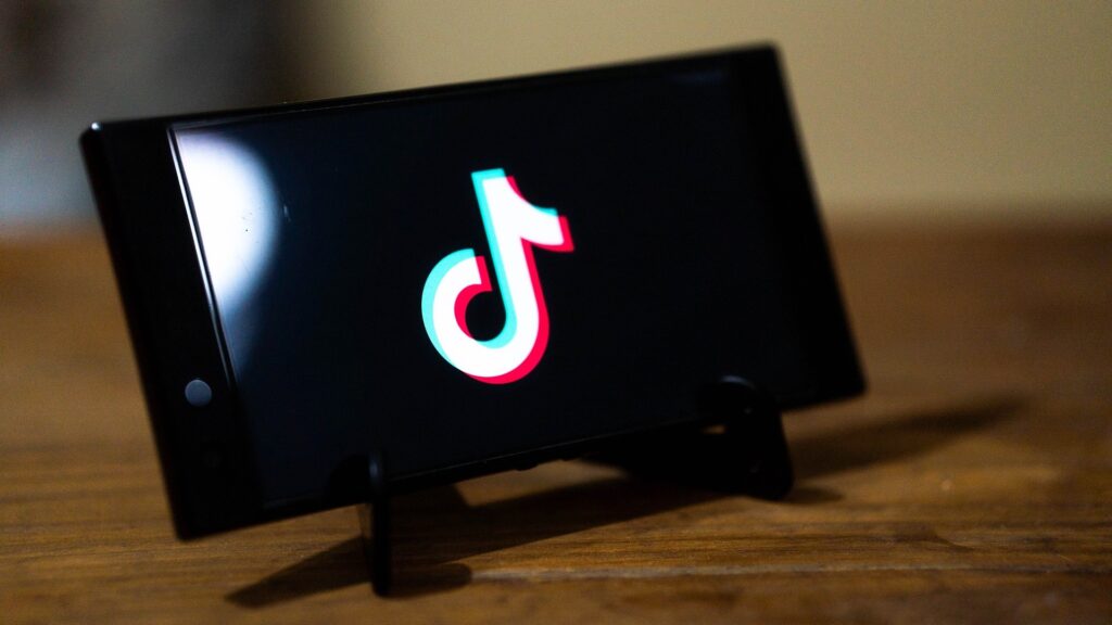 TikTok проводит тестирование чат-бота Tako с использованием искусственного интеллекта