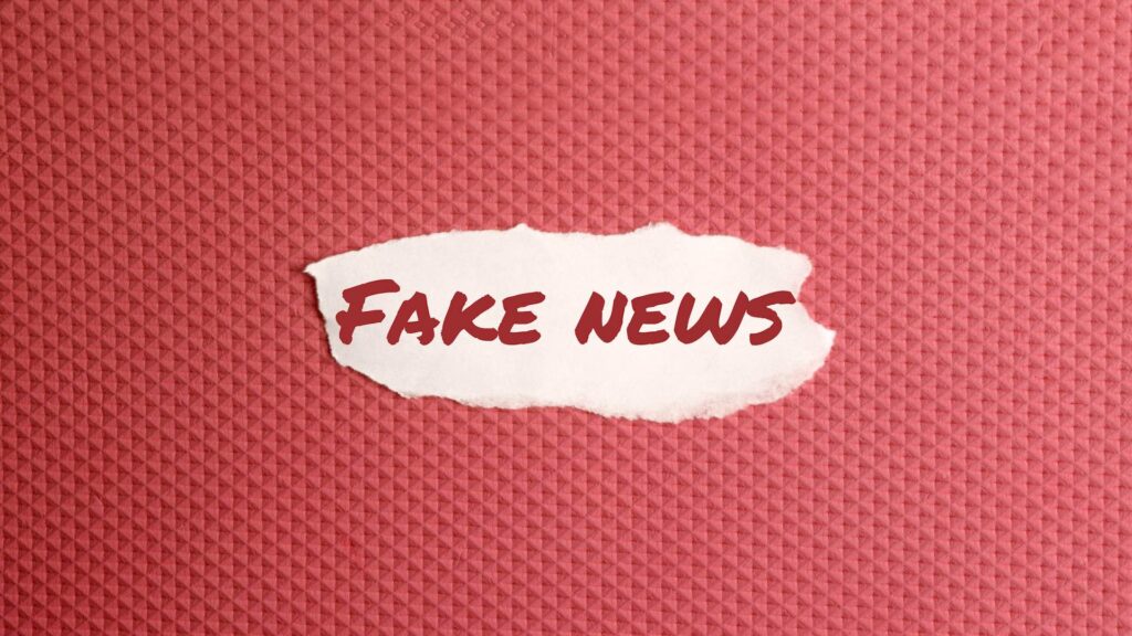 Надпись Fake news