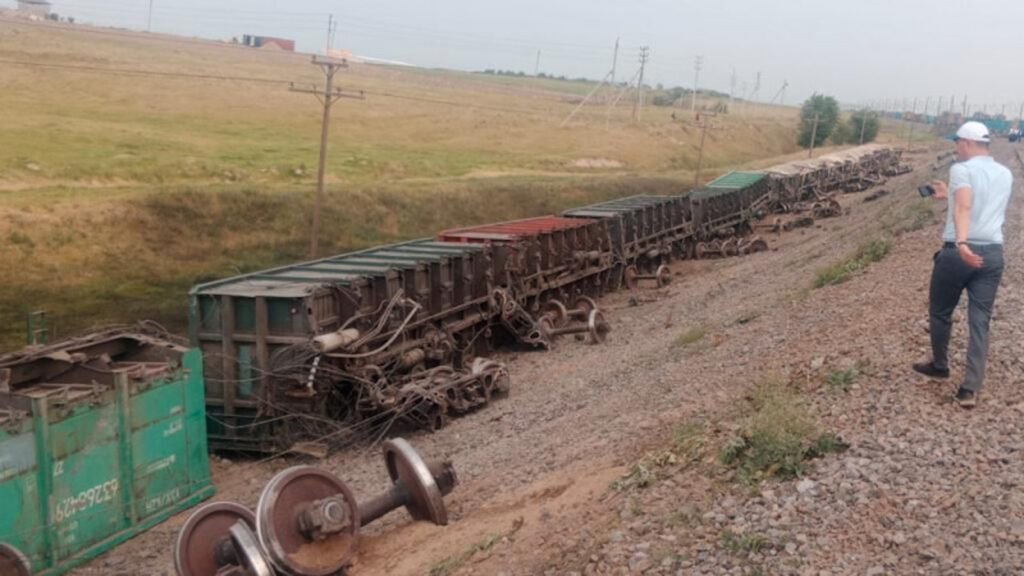 В Шымкенте опрокинулись 18 вагонов грузового поезда