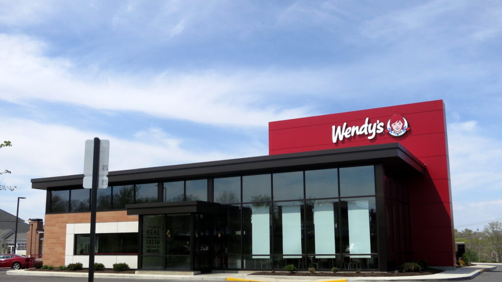 Wendy's разрабатывает подземную роботизированную доставку еды до машин