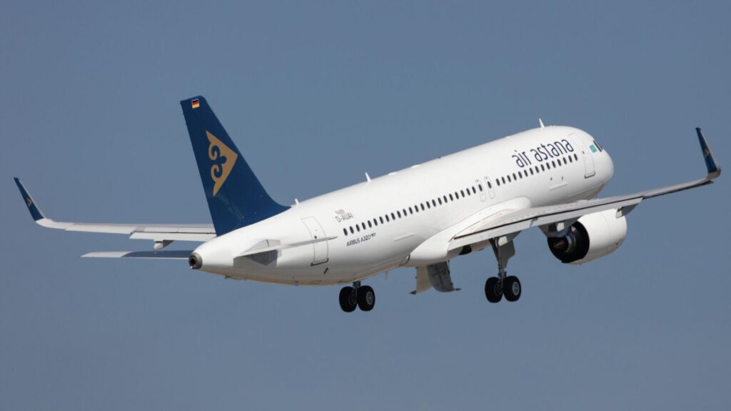 Самолет Air Astana взлетает в небо