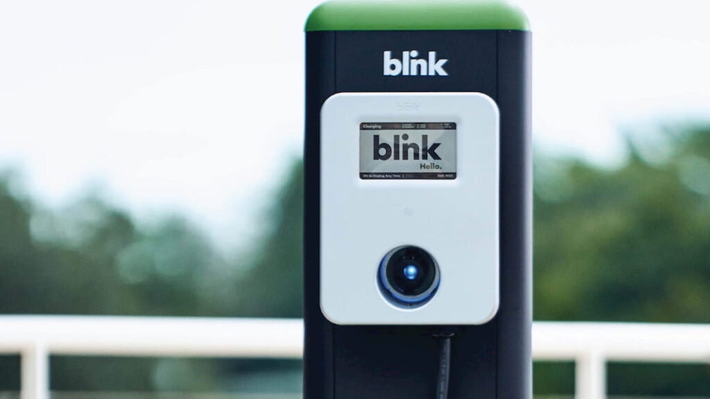 Blink Charging выпустит новое зарядное устройство с разъемом Tesla для электромобилей