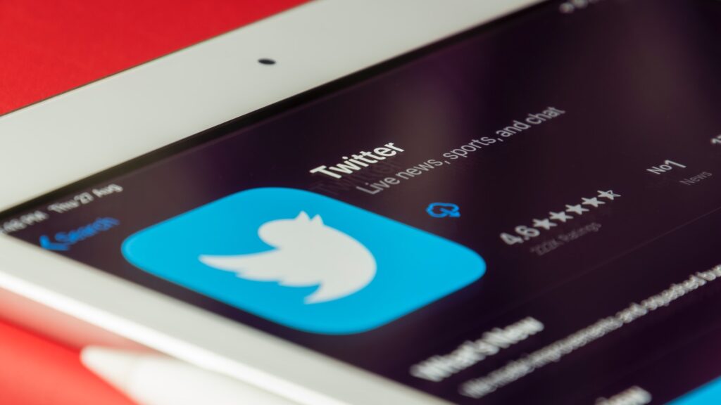 Илон Маск подтверждает ребрендинг Twitter: появится буква Х вместо голубой птички