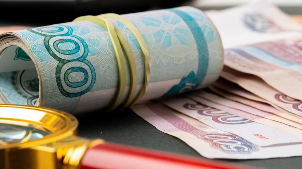 Курс доллара на Мосбирже падает и достигает отметки в 81,04 рубля