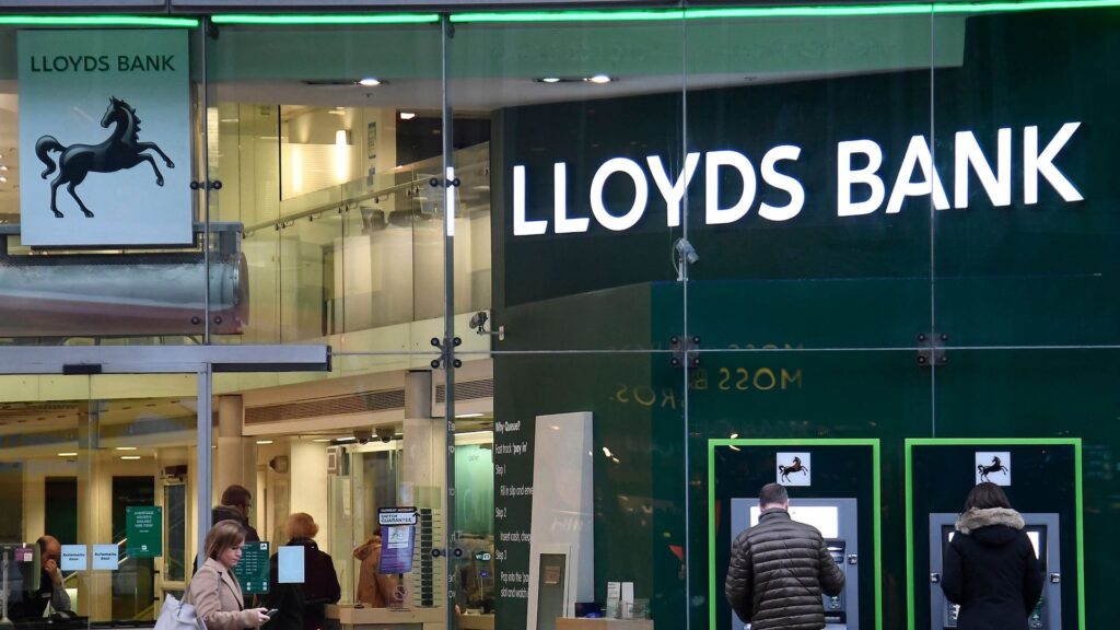 Lloyds Banking Group закрывает 53 офиса из-за перехода клиентов на онлайн-обслуживание