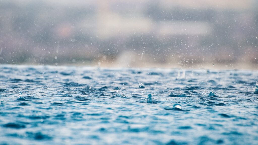 Капли дождя на поверхности воды