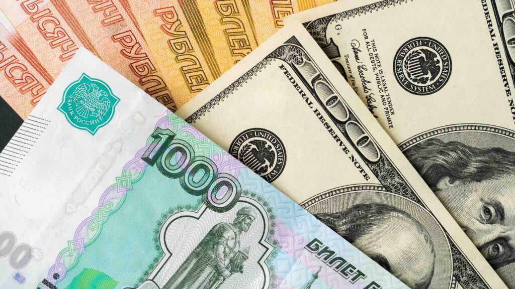 Рубль на Мосбирже падает до 81,12 долларов