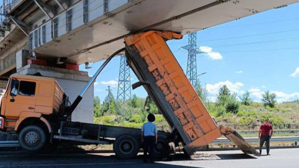 Самосвал с поднятым кузовом врезался в мост в Восточно-Казахстанской области