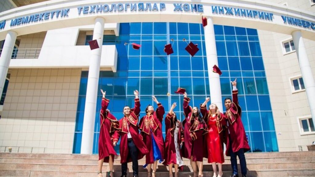 Студенты в Актау в Yessenov University пожаловались на выданные дипломы без 