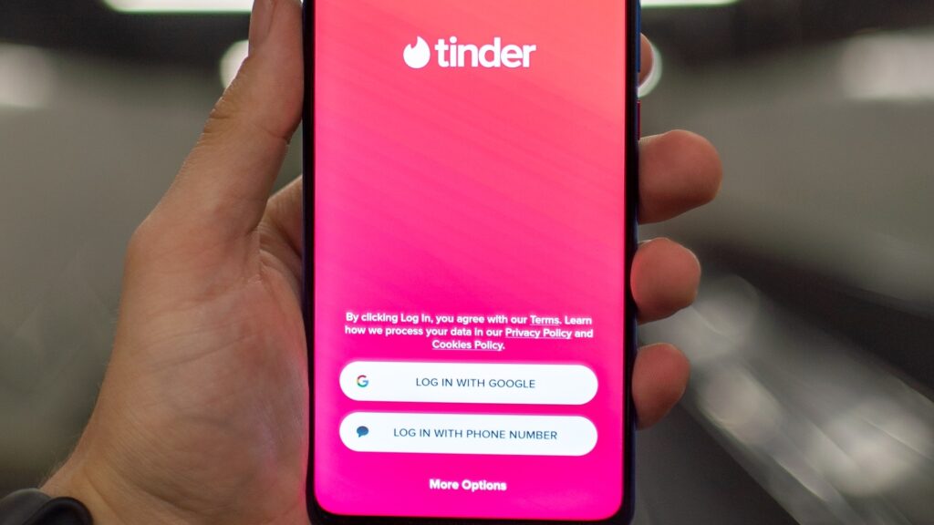 Tinder прекратил работу в России: приложение исчезло из Google Play и App Store