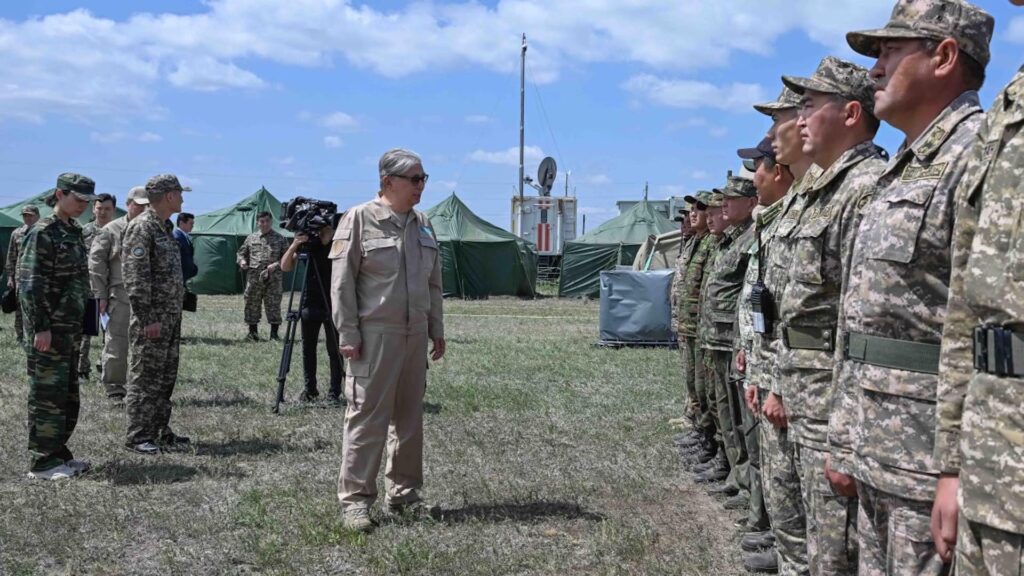 Токаев побеседовал с участвующими в ликвидации пожаров спасателями и волонтерами