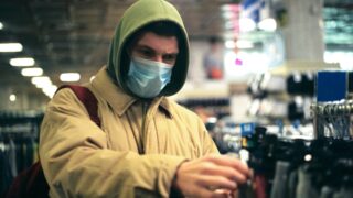 Почему на улице нельзя быть с закрытым лицом: официальное объяснение МВД
