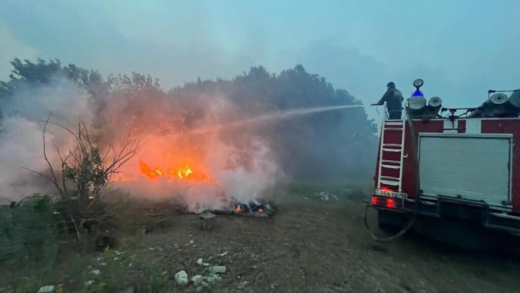 В области Абай не могут найти 14 лесников из-за крупного пожара