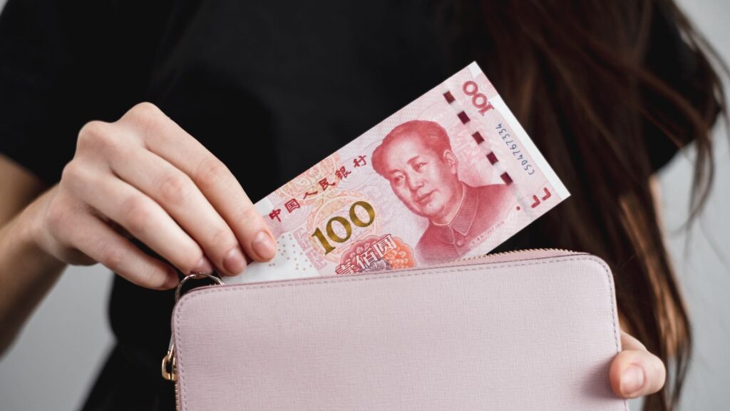 Юань ослаб против доллара после установки ЦБ Китая более высокого курса пары