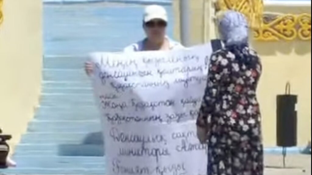 Жительница Актау провела одиночный пикет, требуя отставки министра здравоохранения