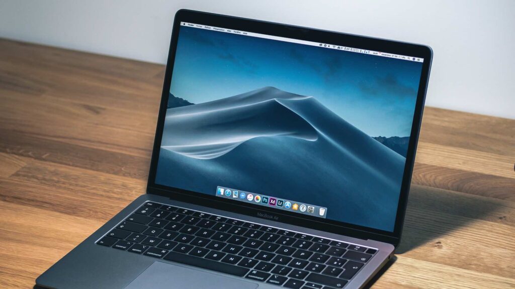 Apple обсуждает возможность производства MacBook со складным экраном