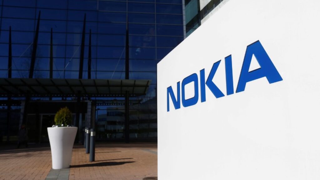 логотип Nokia у здания, где располагается компания