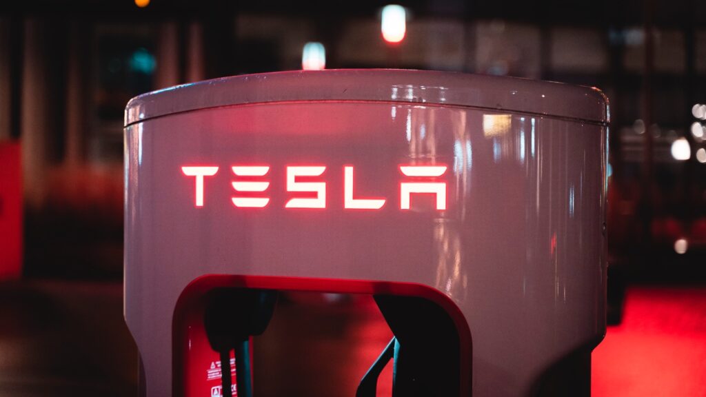 Маск понес убытки в размере  млрд из-за снижения стоимости акций Tesla