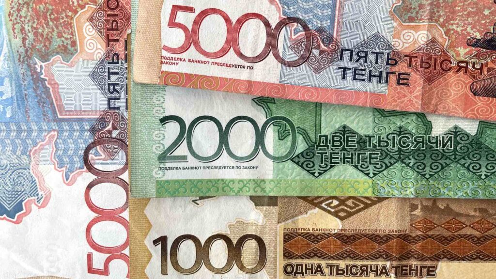 Купюры тенге в 1000, 2000 и 5000 тенге на столе