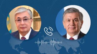 Глава государства провел телефонный разговор с Президентом Узбекистана