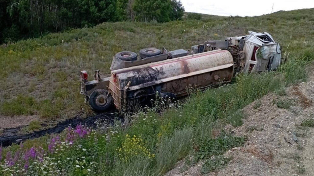 В ВКО произошло опрокидывание грузовика, в результате чего вылилось 20 тонн серной кислоты