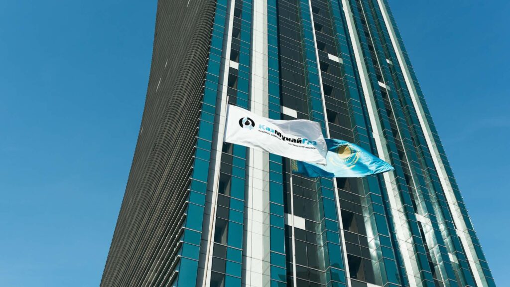 Флаг «КазМунайГаза» на фоне офиса