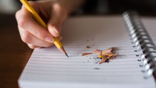 Психологтар баланы ес білгеннен қаржылық сауаттылыққа баулу керек дейді. Онымен айналысатын ата-ананың өзінің қаржылық сауаты аз болса, не істеу керек?