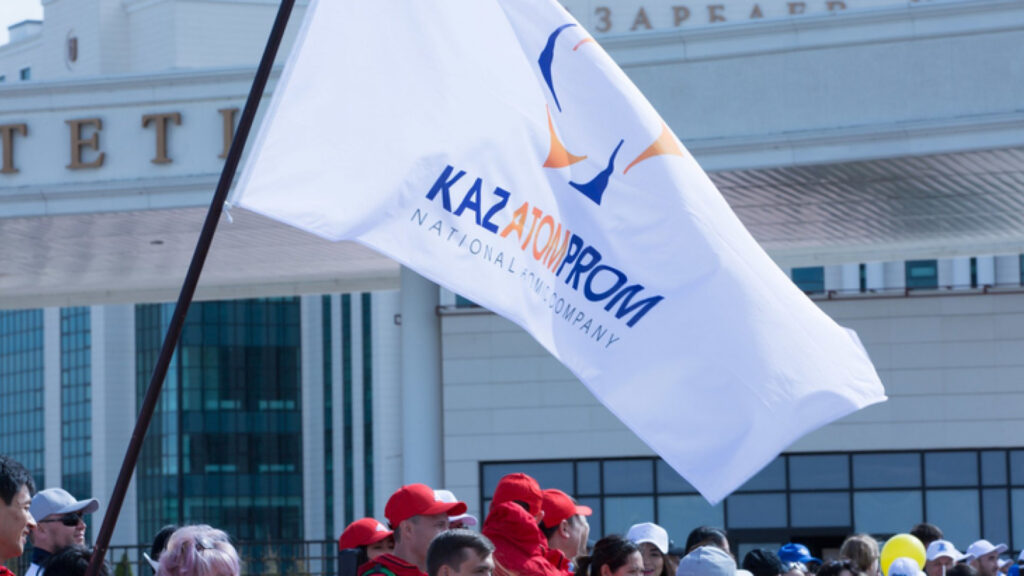 Флаг компании «Казатомпром»