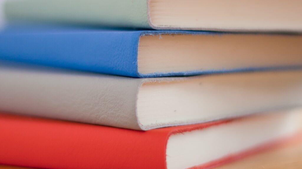 Разноцветные учебники лежат стопкой