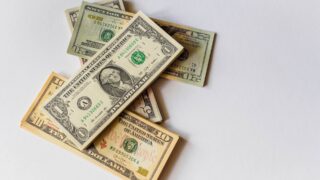 Доллар снова набирает обороты: курс на бирже — 543 тенге. Он будет официальным с 2 по 4 августа