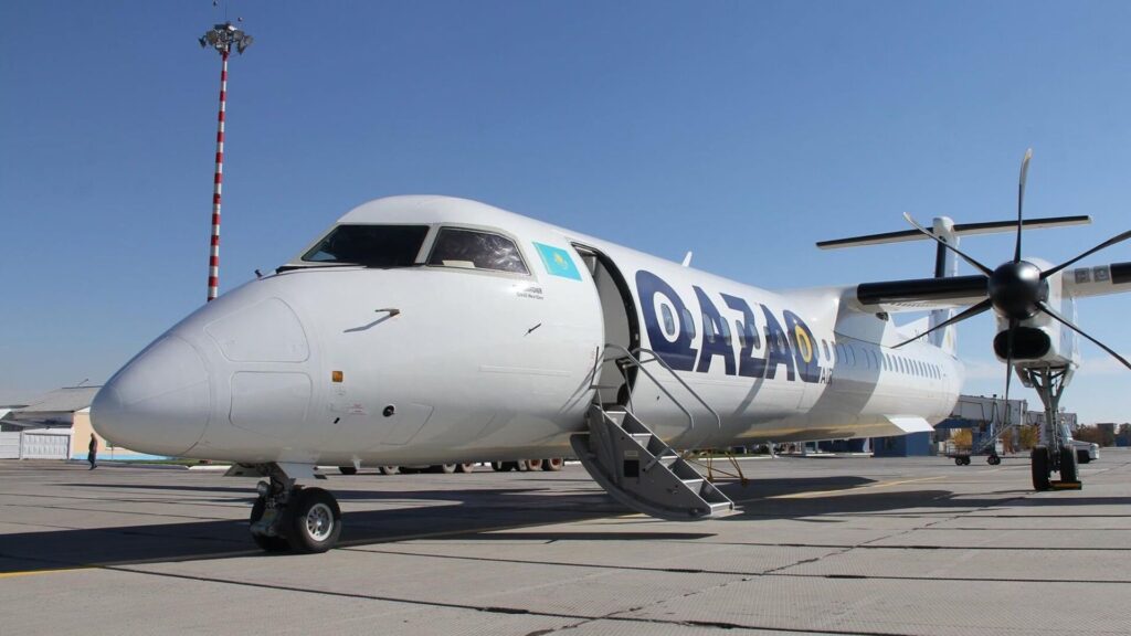 Самолет QAZAQ AIR в аэропорту