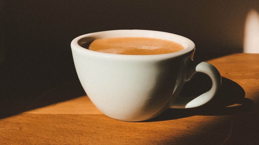 Чашка с кофе на столе