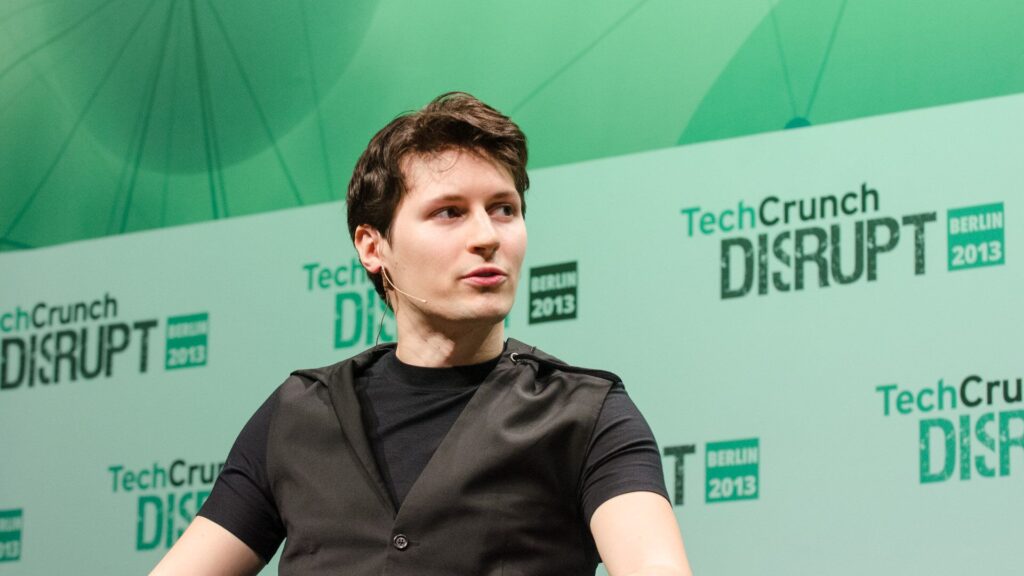 Павел Дуров выступает на конференции