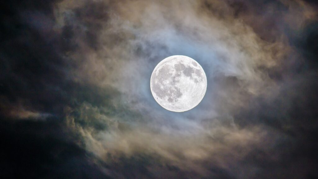 Луна на небе среди легких облаков